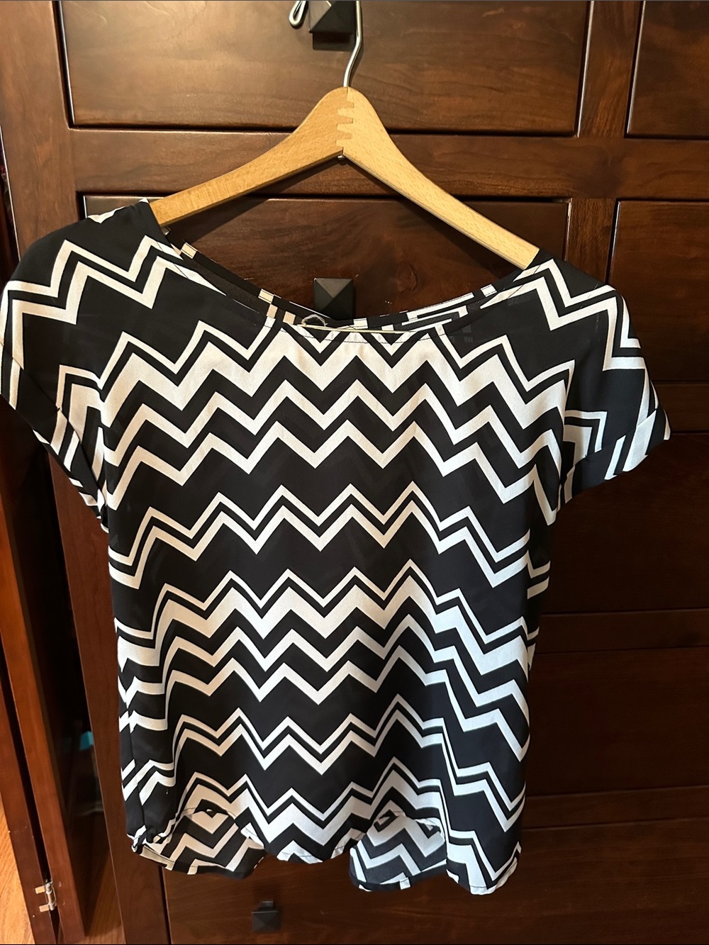 Pink Republic Black & White Chevron Short Sleeve Blouse